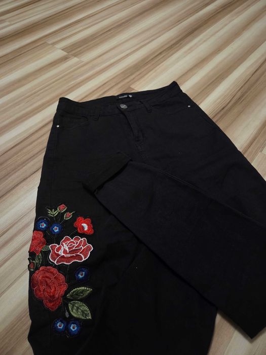Spodnie skinny jeans jeansy z wysokim stanem z naszywką z kwiatami kwiatkami
