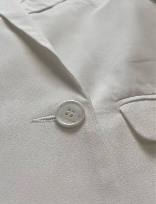 Піджак класичний на ґудзиках двобортний білий