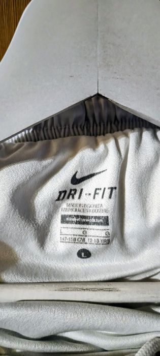 Spodenki Manchester United z logo klubu i numerem 10, rozmiar L.