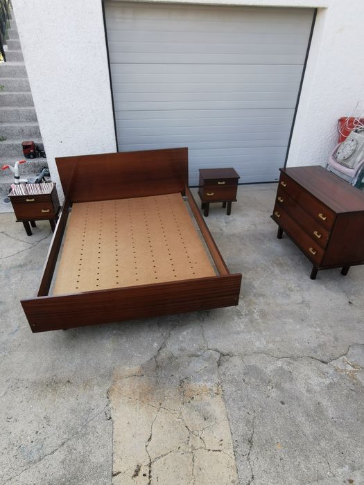 Cama de casal cómoda e 2 mesinhas de cabeceira