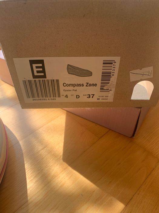 Buty na koturnie lakierki