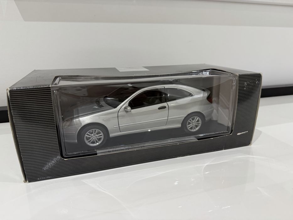 Miniatura Mercedes Sportcoupe CL203 (1:18) 180 200 220 230