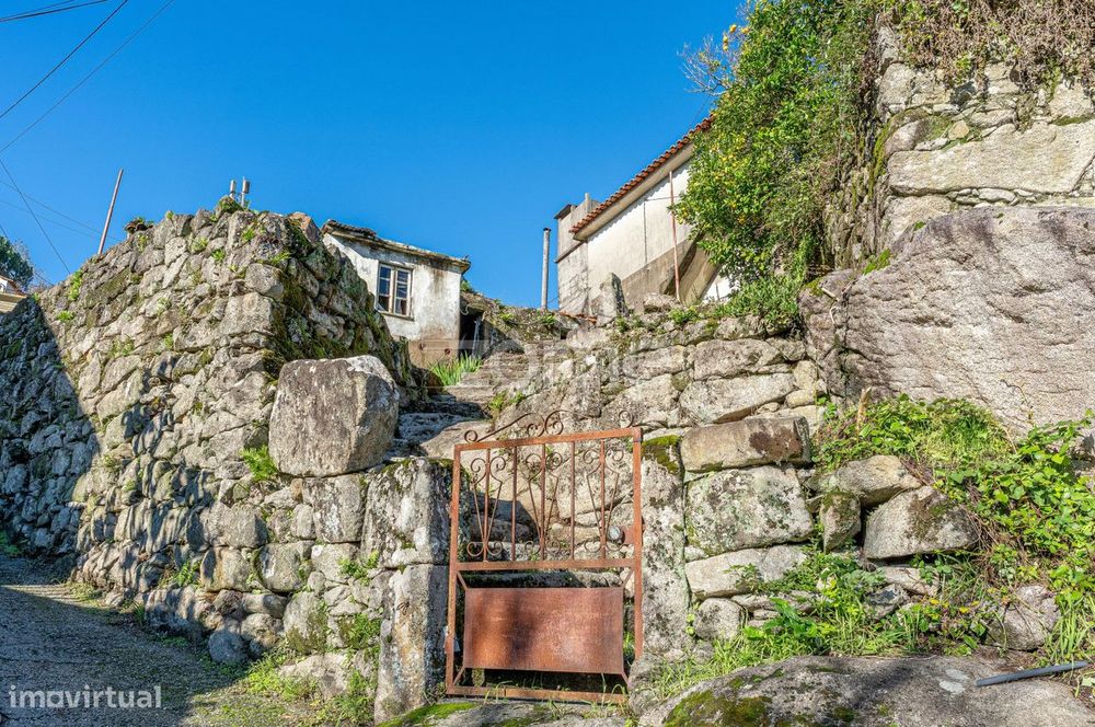 Moradia para restaurar em Perre