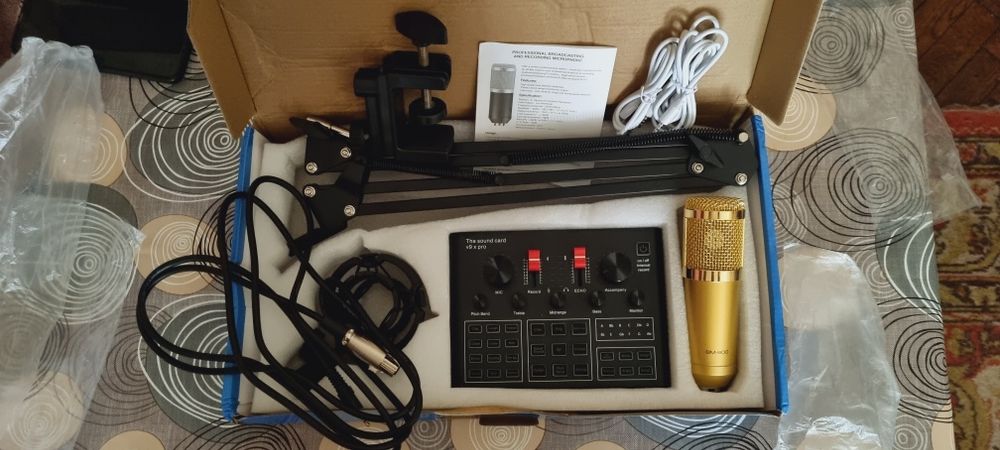 Звукова карта з мікрофоном, тримачем і з'єднувачами.