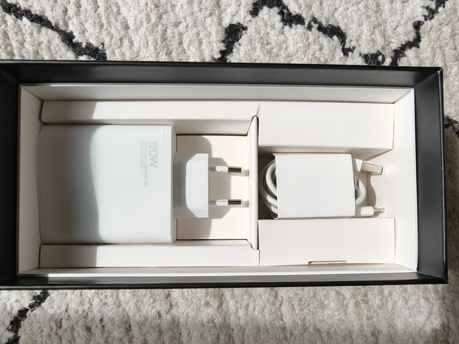 Telefon Xiaomi 12 Pro + Ładowarka 120W +trzy etui