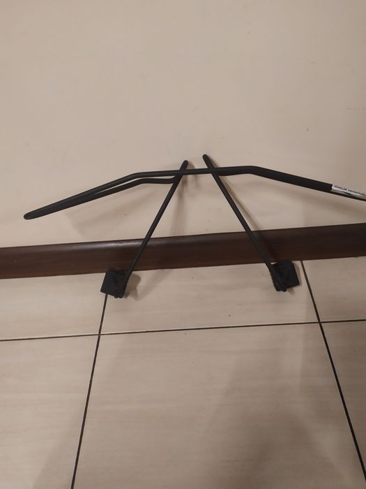 Wieszak samochodowy na marynarkę