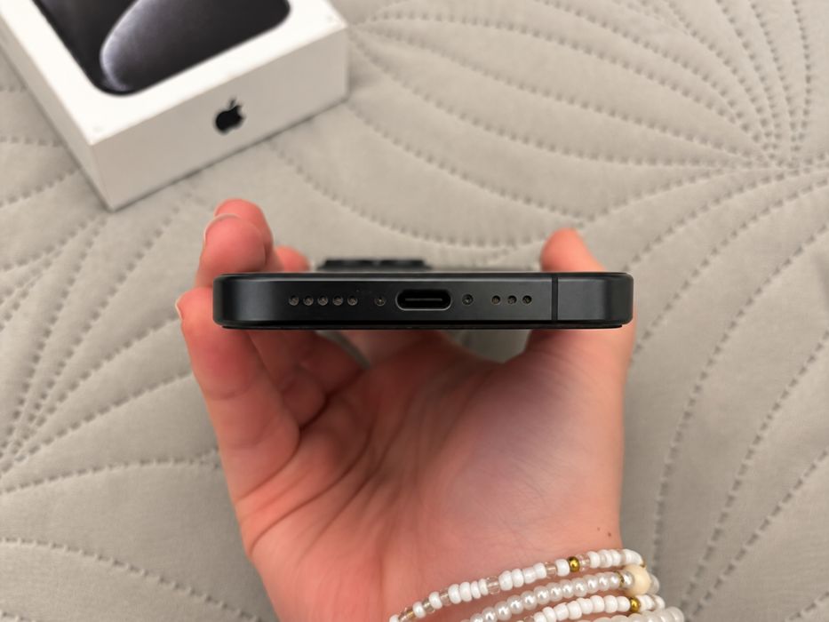 iPhone 15 Pro 128 GB Black Titanium + 5 etui + pudełko