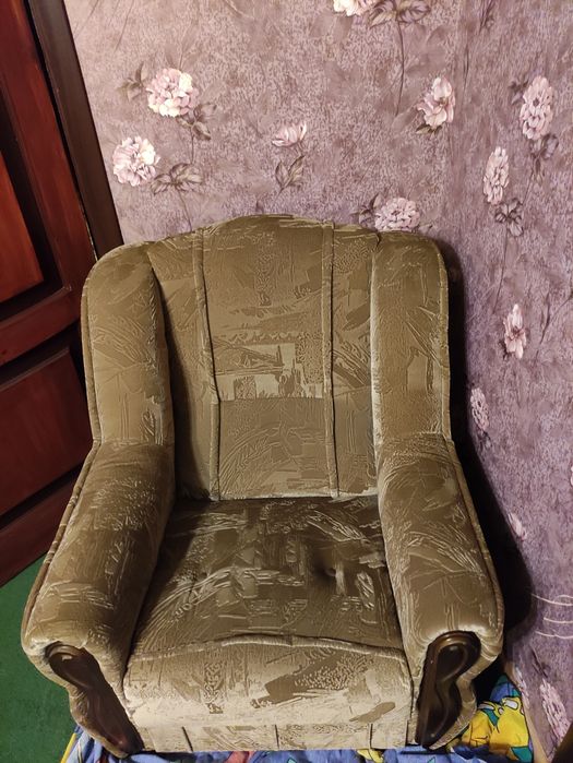 м'яке крісло в гарному стані