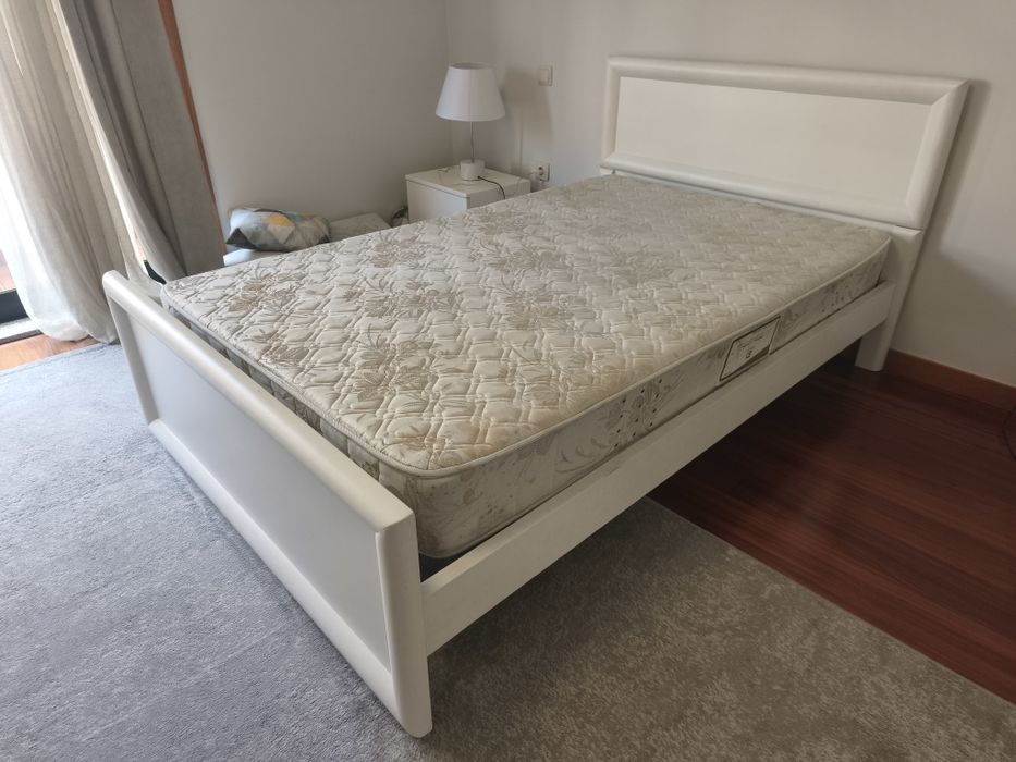 Cama em Pinho, branca, 205x132, com estrado e colchão de molas.