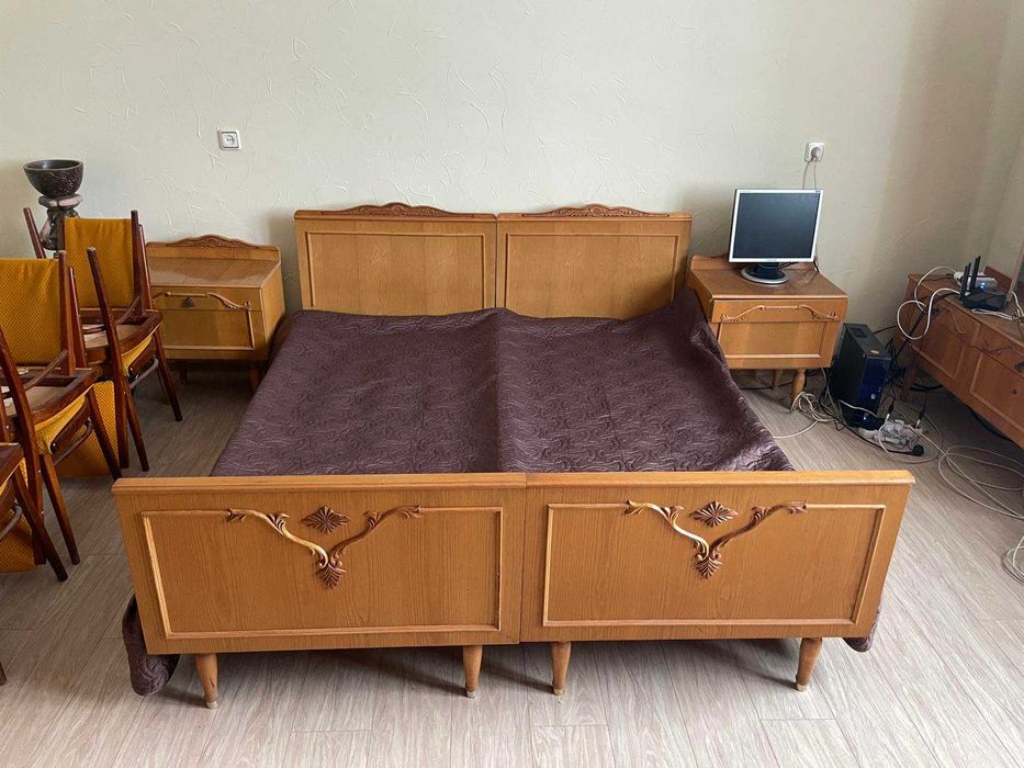 Спальня ліжко дві тумби трюмо шафа