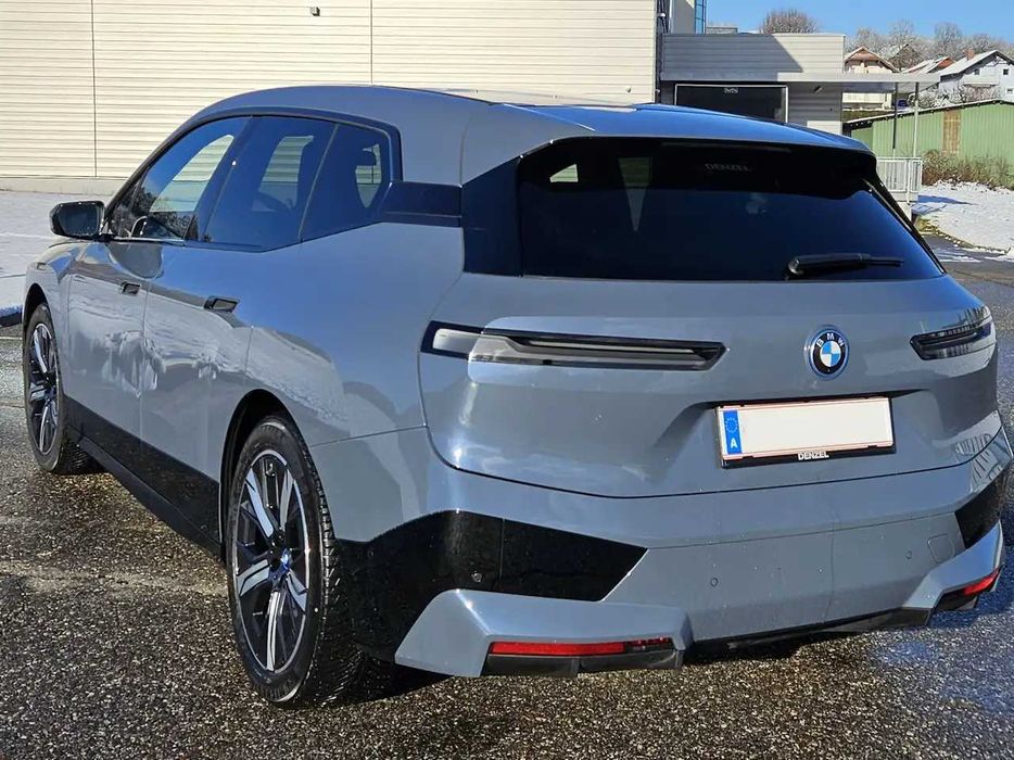 Бампер BMW IX б/у автозапчастини