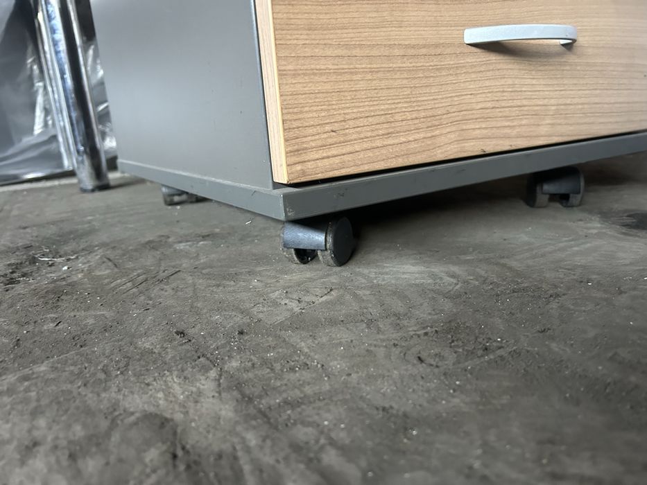 Zestaw mebli biurowych