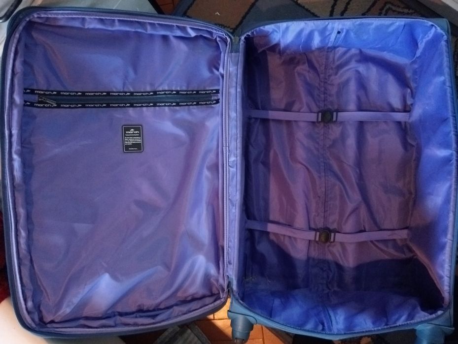 Torba podróżna na czterech kółkach torba jest duża