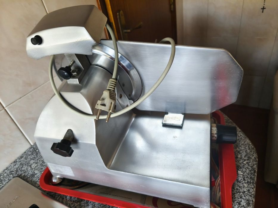 Máquina de cortar charcutaria - Lama 220