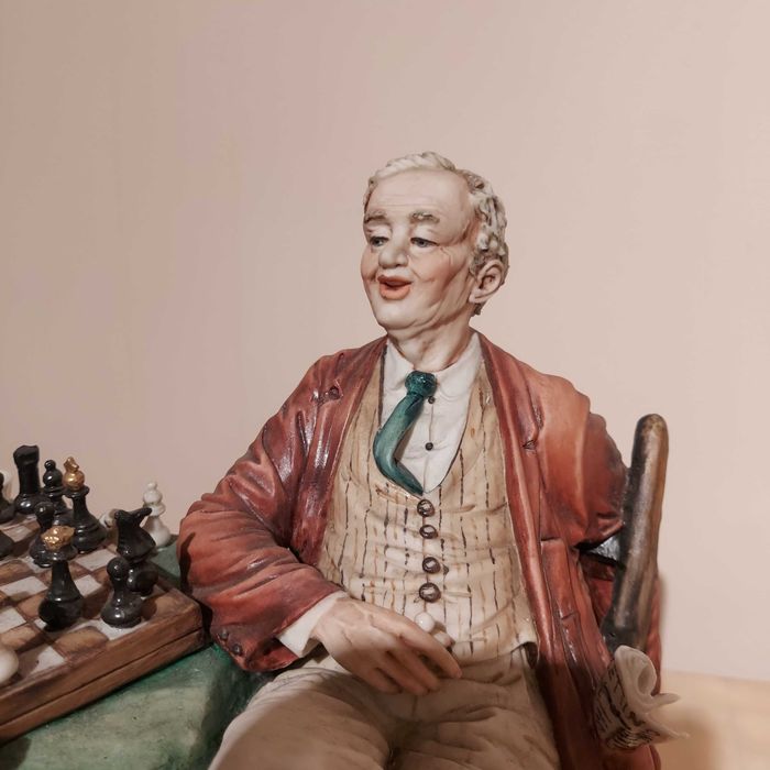 Porcelanowa figura gra w szachy Capodimonte Principe
