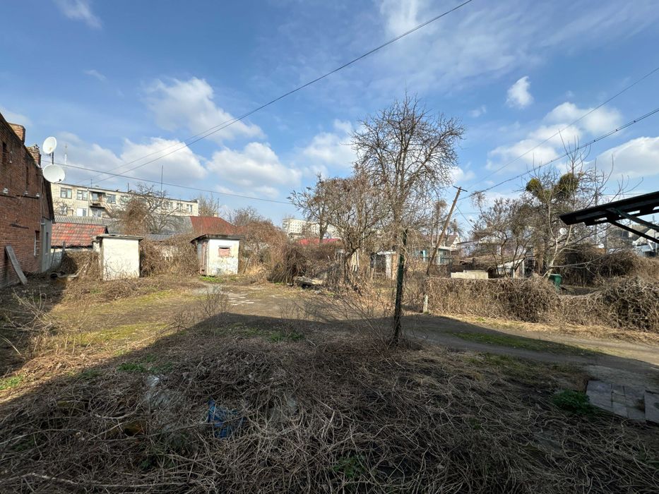 Продаж фасадного приміщення та 13 соток землі в Житомирі