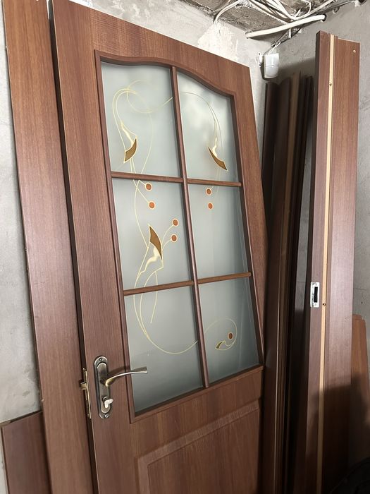 Дверь с замком и с комплектующими, орехового цвета,что придает красоту