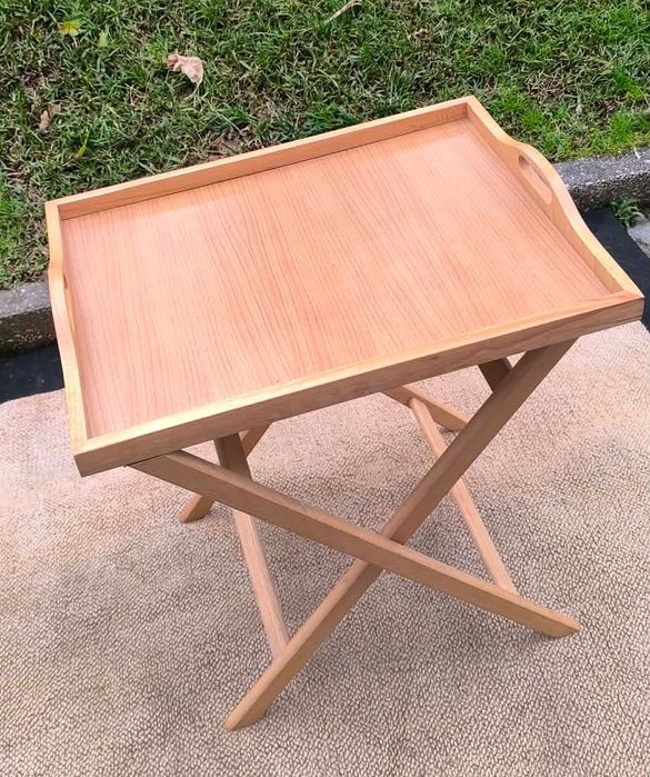 Mesa de apoio bambu dobrável com tabuleiro destacável.
Medidas: 55/42/