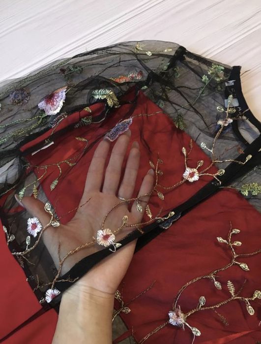 Красиве плаття з вишивкою