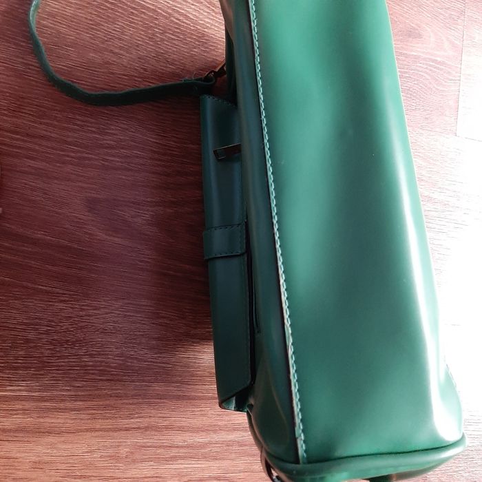 Zielona torebka listonoszka