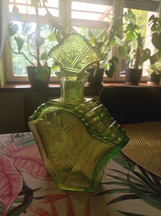 Karafka ze szkła uranowego ART DECO