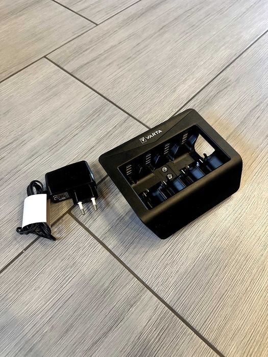 Ładowarka akumulatorków Ni-MH VARTA LCD UNIVERSAL CHARGER PLUS