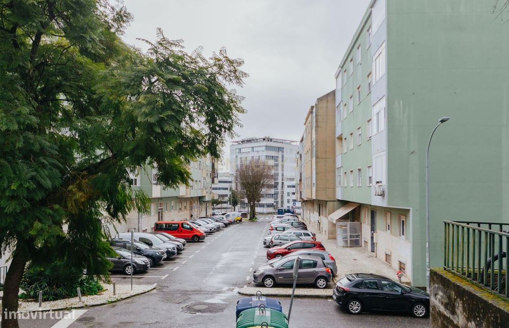 Apartamento T2 junto à estação da Amadora