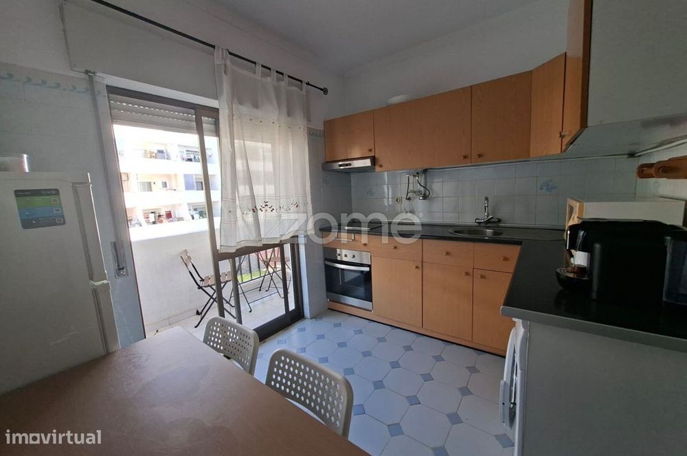 Apartamento T0+1 - Em condomínio com piscina.