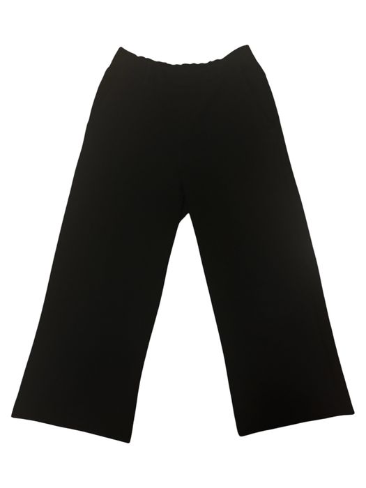 eleganckie, czarne spodnie z rozszerzanymi nogawkami.