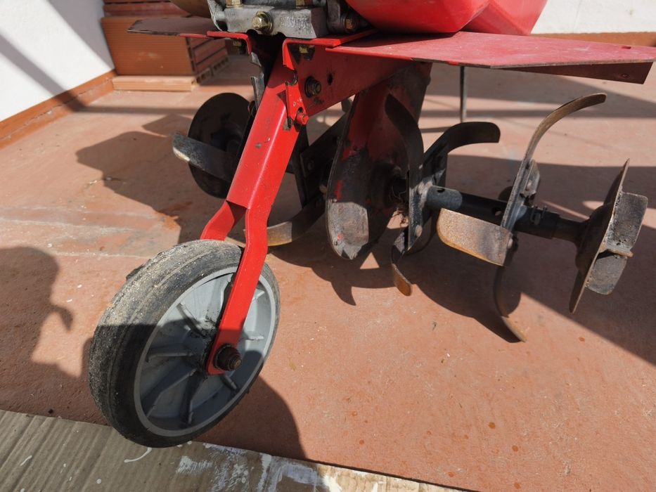 Motoenxada com acessórios.