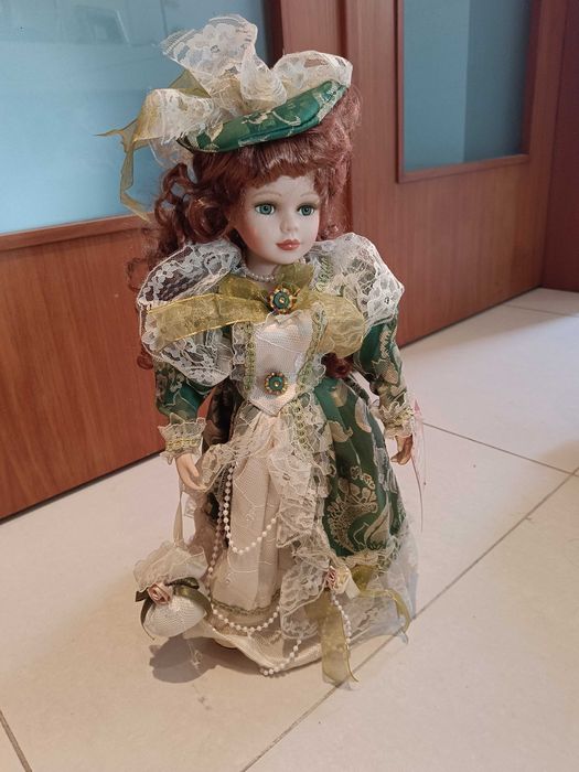 Vendo boneca Victoria de porcelana em excelente estado