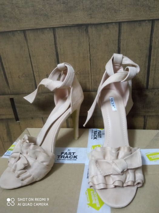 Sprzrdam sandałki szpilki