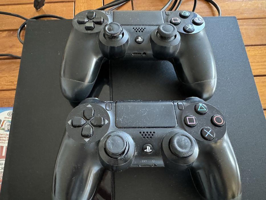 Play Station 4 w dobrym stanie + 2 pady i gra