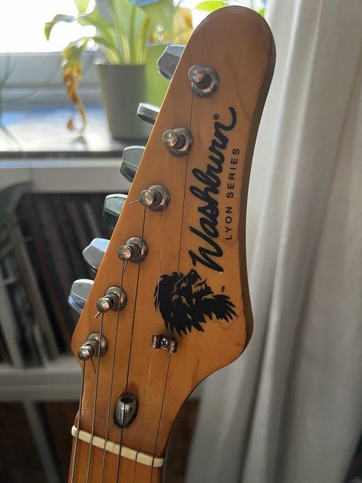 Guitarra elétrica Washburn Lyon Series preta - OPORTUNIDADE