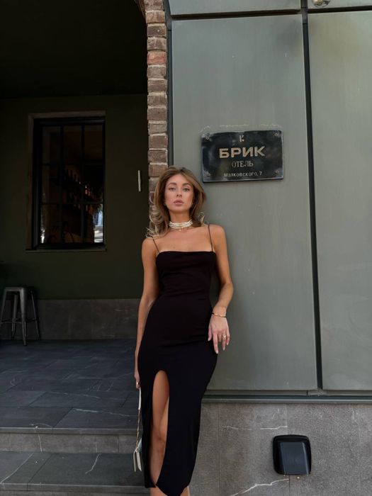 Чорна сукня з вирізом