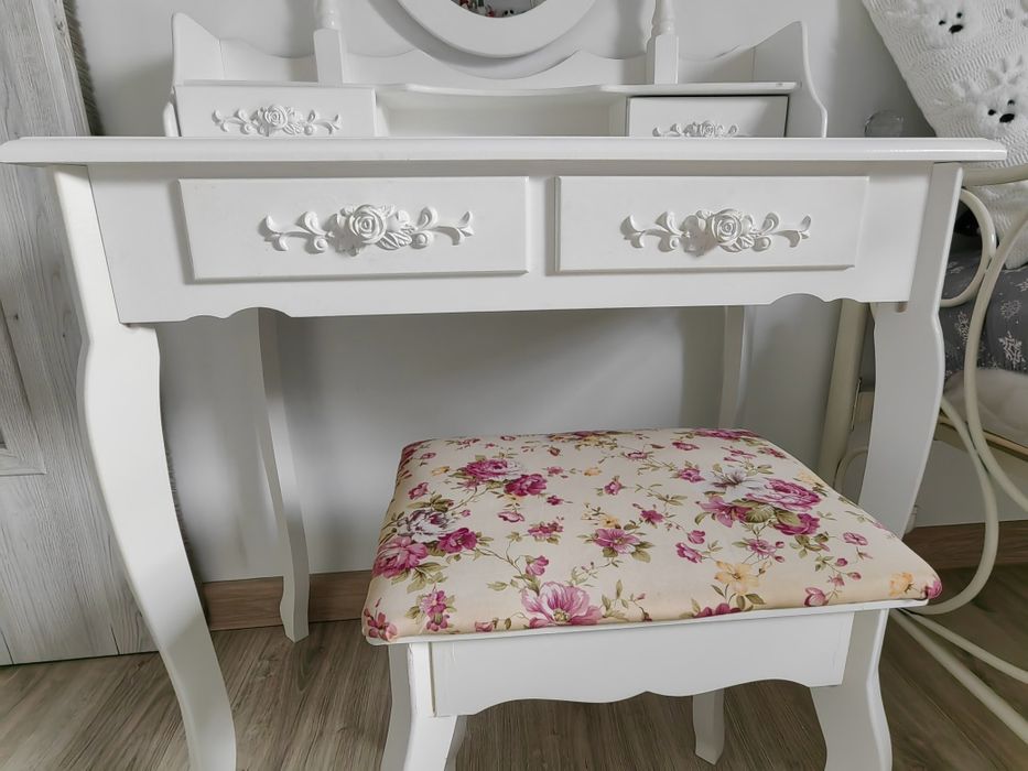 Sprzedam toaletkę z lustrem