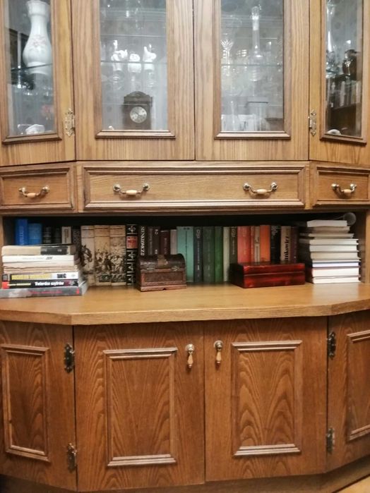 Stylowa drewniana witryna