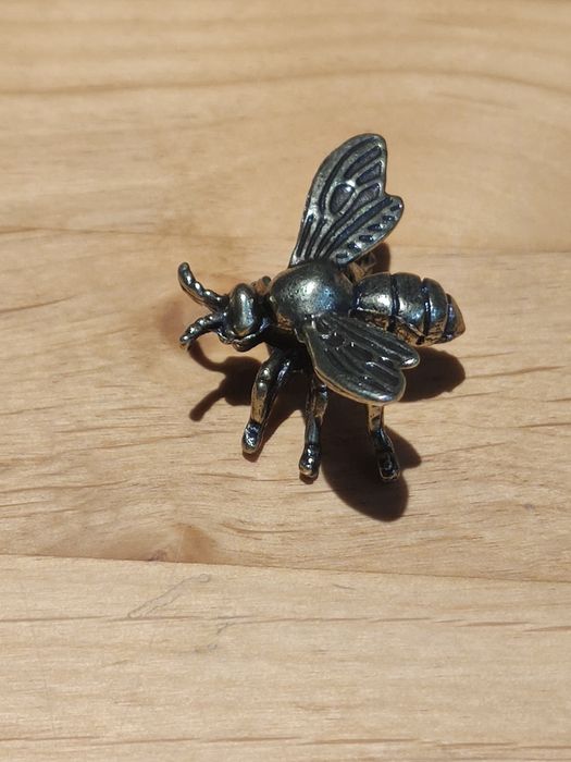 Figurka z mosiądzu Pszczoła wysokość 2,5 cm