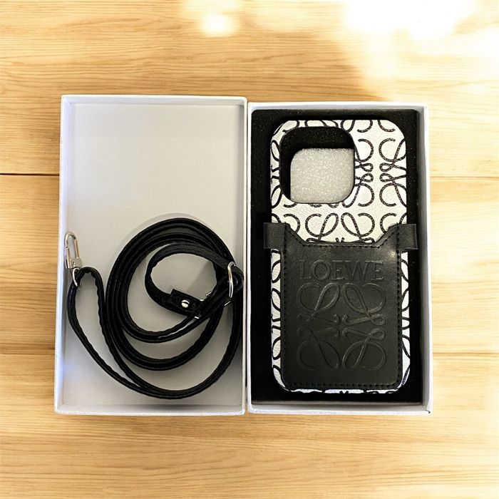 Capa para Iphone By Loewe Black and White