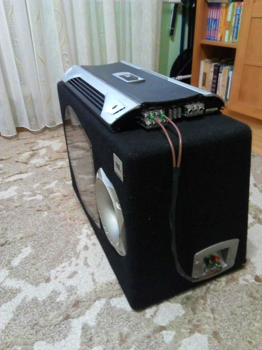 Сабвуфер із підсилювачем. Комплект JBL