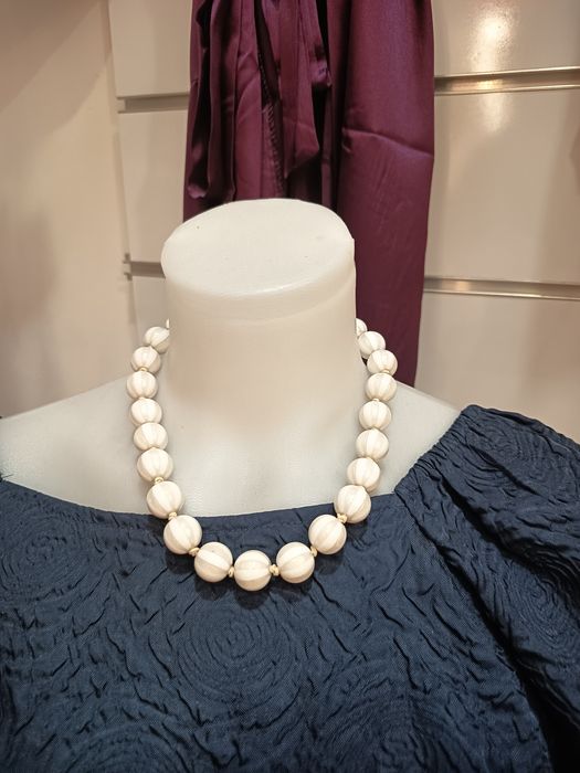Colar todo em resina , muito elegante para qualquer ocasião , completamente novo , zona Ermesinde