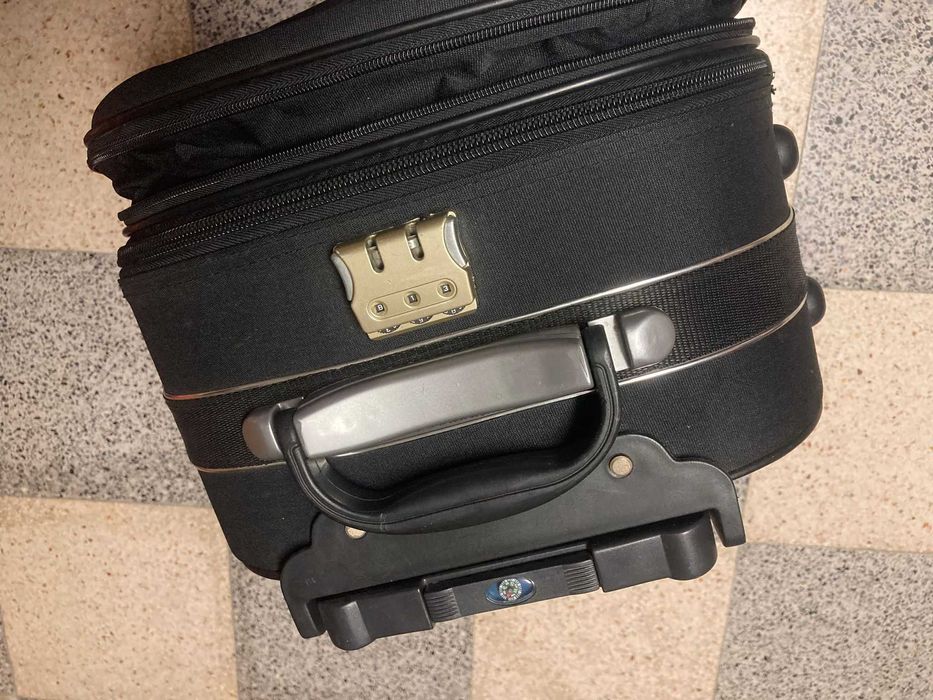 Mala de Viagem Preta com Rodas