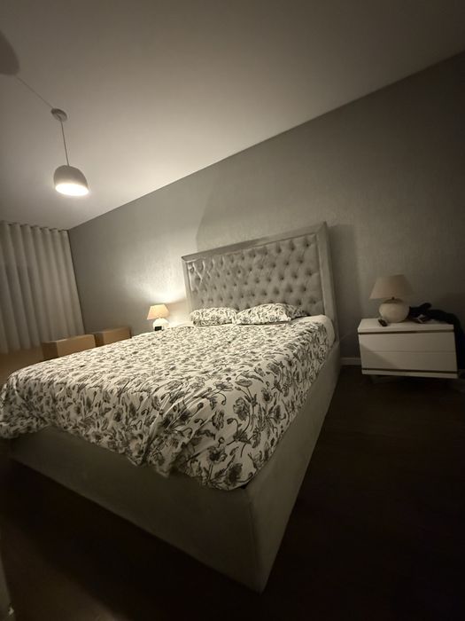 Cama e mesas de cabeceira