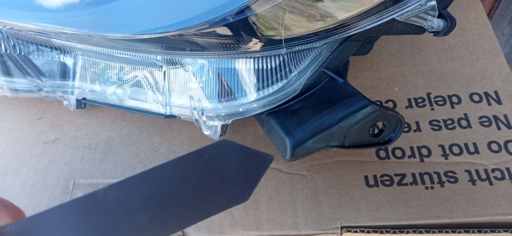 Toyota Yaris 4 IV reflektor lewy soczewka