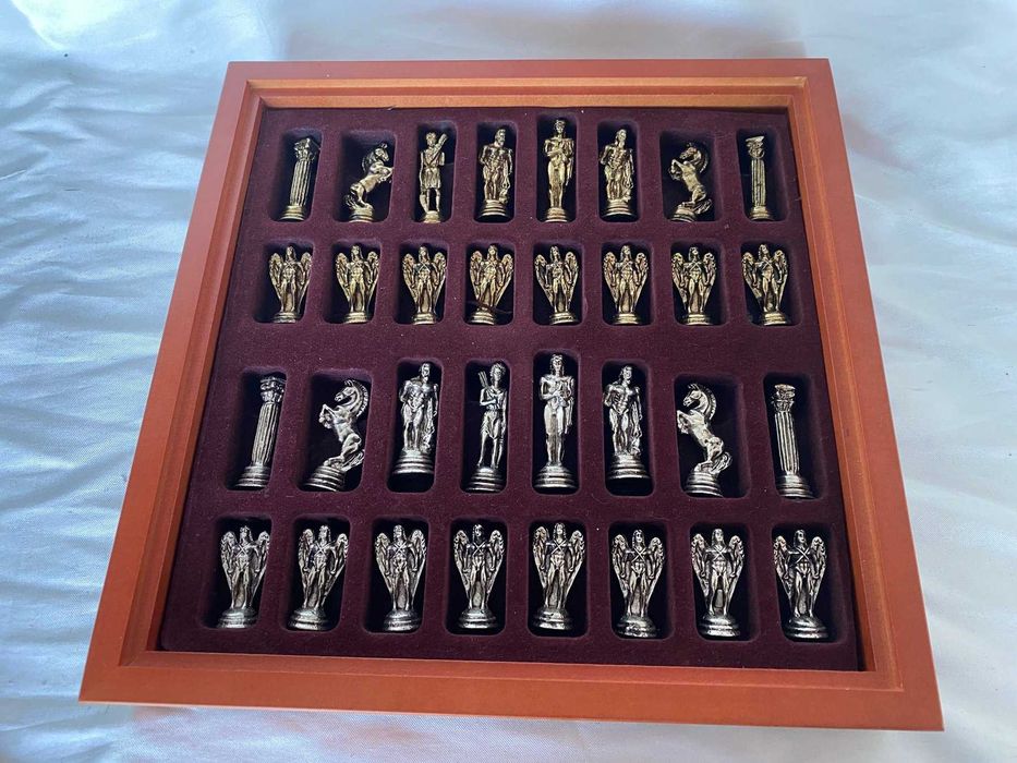 Tabuleiro de xadrez - Jogo vintage de tropas gregas feito em bronze