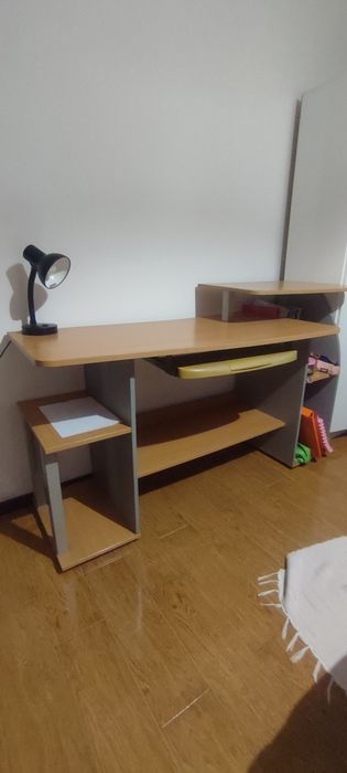 Secretaria  usada espaçosa (1,5metros)