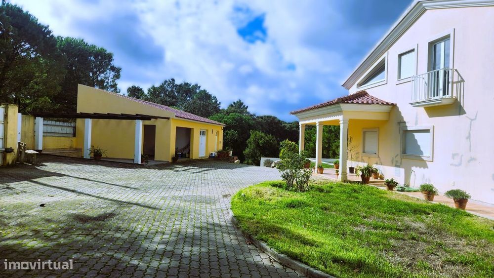 Moradia T5, ampla, vistosa, bem localizada, c/ piscina e ginásio.