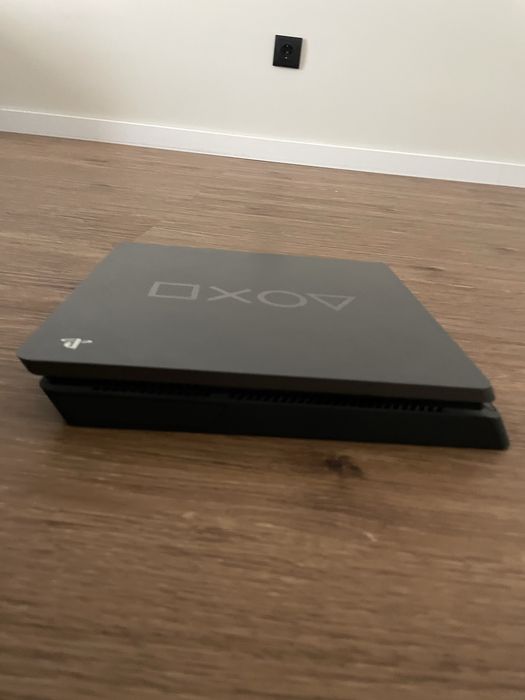 Playstation 4 ediçao especial usado com 2 contoles