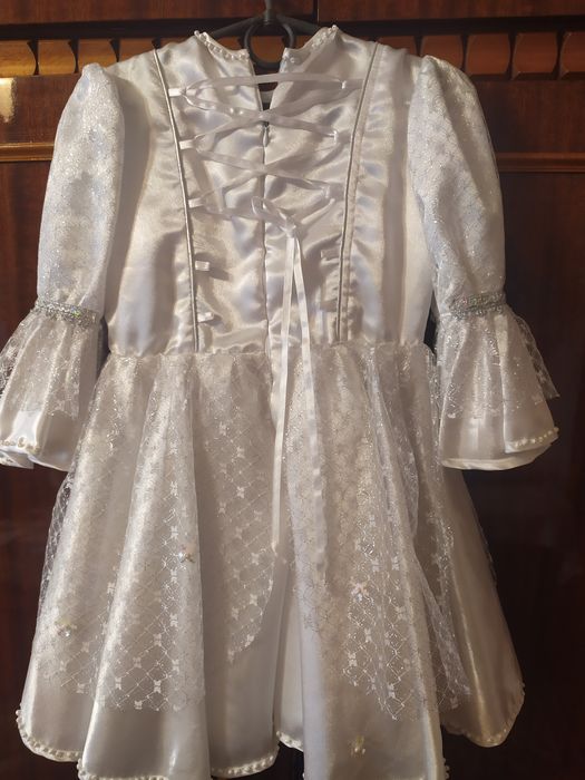 Новорічний костюм сніжинки та маленької принцеси