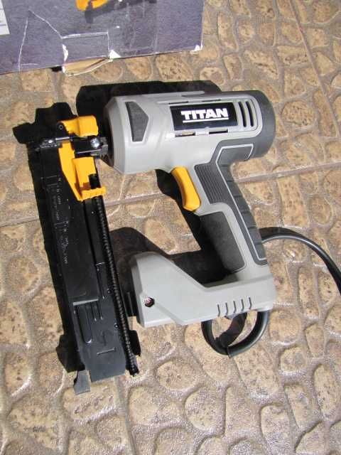 Gwoździarka Titan TTB970NST zszywacz elektryczny 1900W 15-32mm